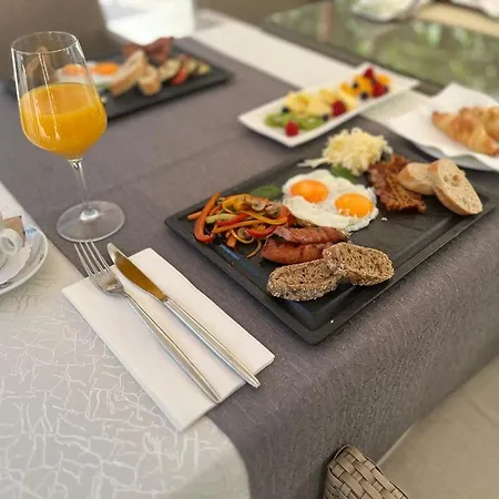 Center Luxury 2 בית הארחה